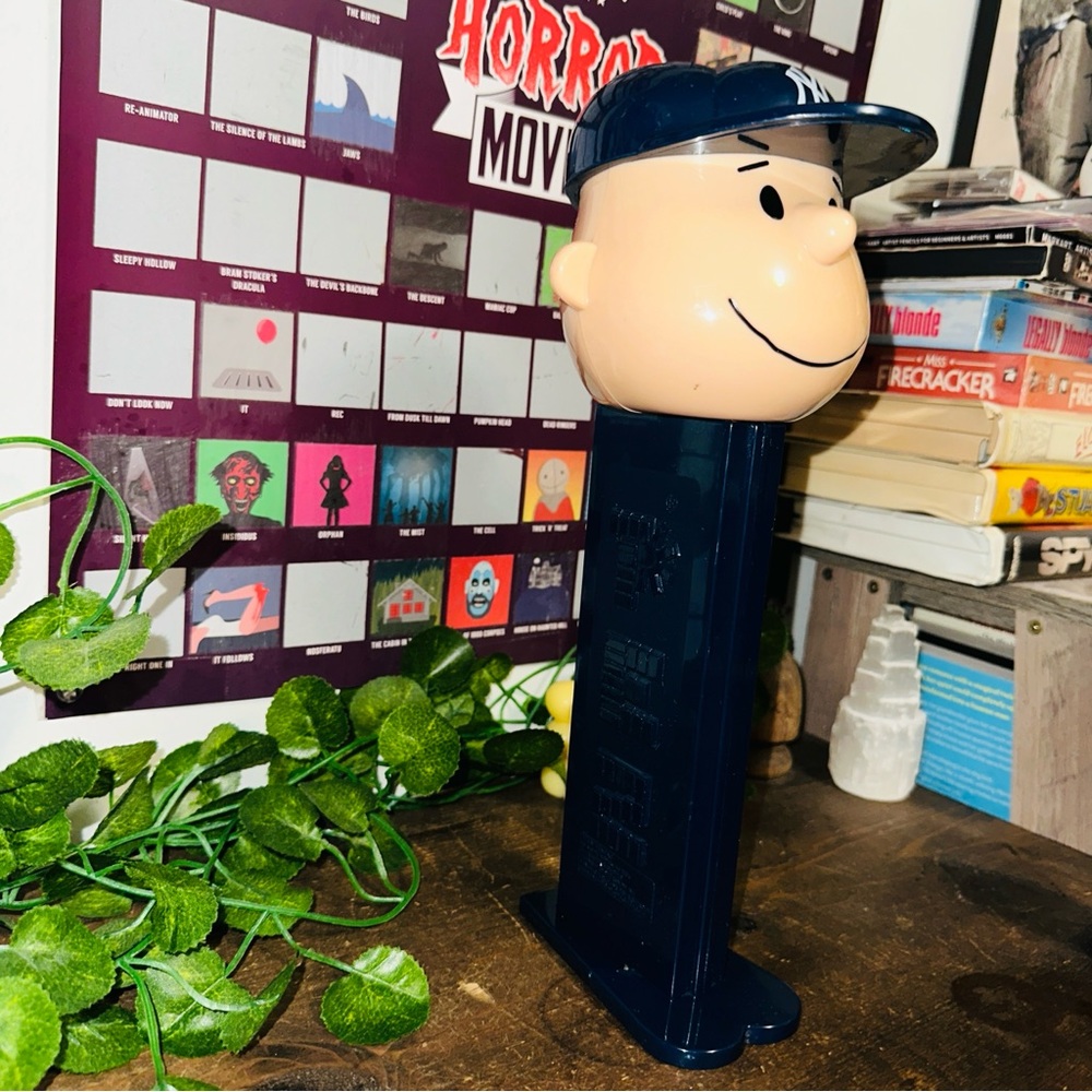 MLB Peanuts Charlie Brown New York Yankees Baseball Jumbo Pez Dispenser - Picture 3 of 9